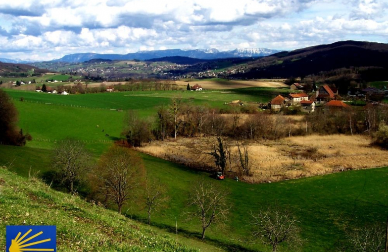 Vue sur Collines du lac de Paladru depuis GR65 St Jacques de Compostelle Le Pin Villages du lac de Paladru