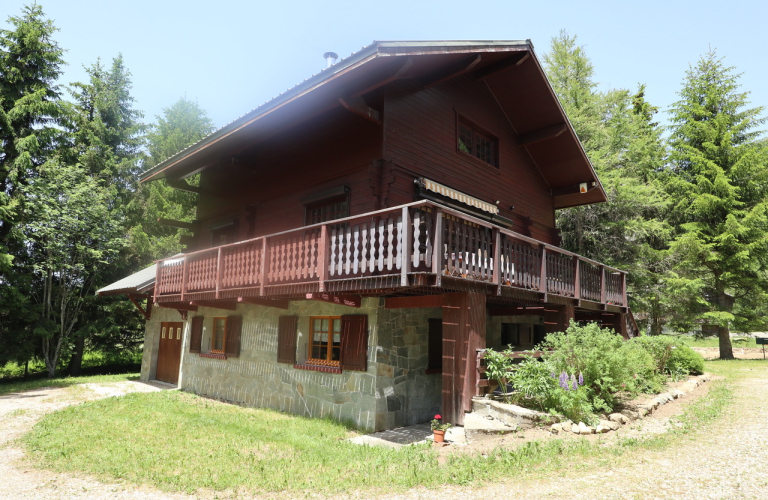 Vue extrieure du chalet en t, soleil et ciel bleu