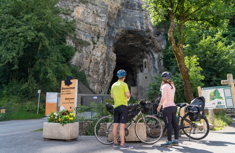 Cyclotouristes devant les Grottes de la Balme - Balcons du Dauphine