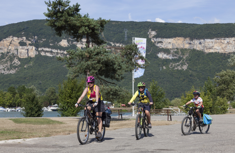 Cycliste au dpart de la Base de Loisirs de la Valle Bleue - Balcons du Dauphin - Isre