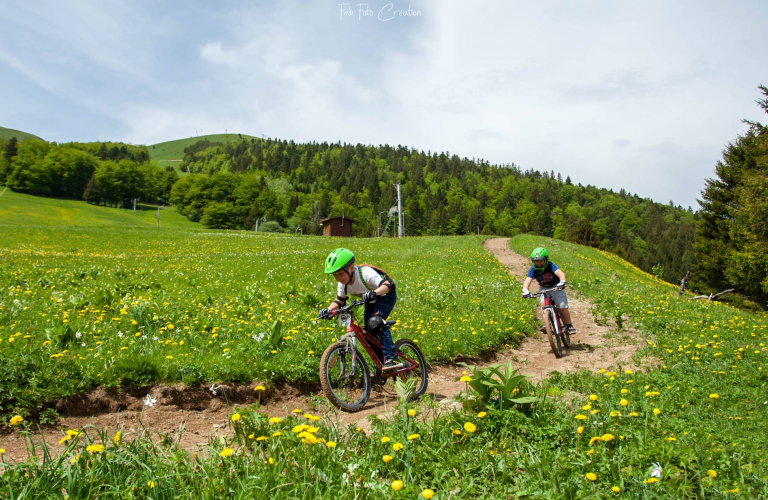 Enfants sur parcours de VTT