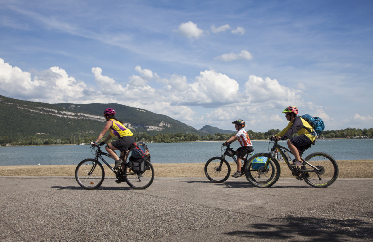 Cyclistes au bord du Rhne - Base de loisirs de la Valle Bleue - Balcons du Dauphin