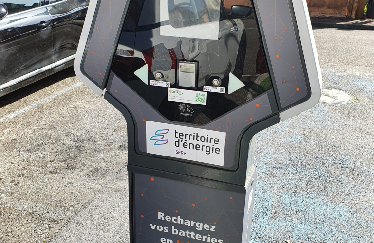 Borne de recharge électrique pour voiture et vélo à assistance électrique