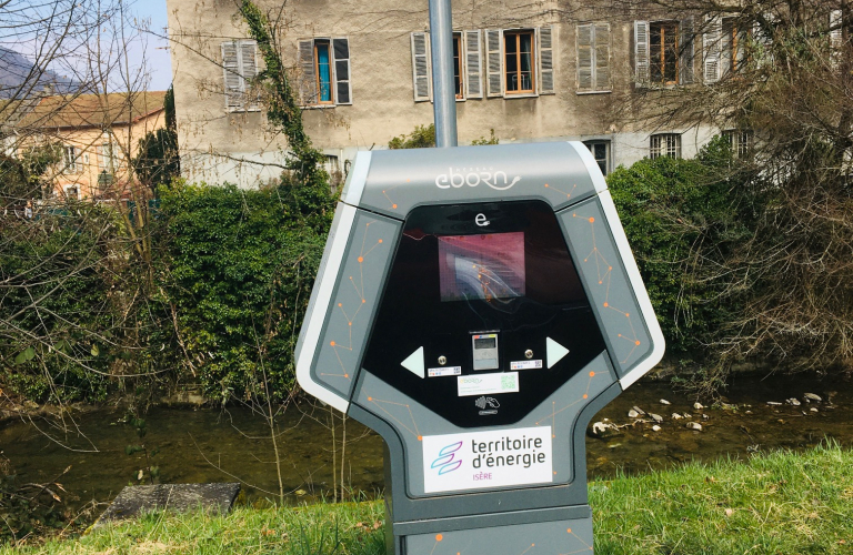 Borne de recharge électrique pour voitures et vélos