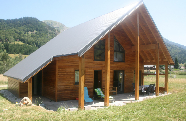 Vue extrieure du chalet, t, soleil, herbe verte