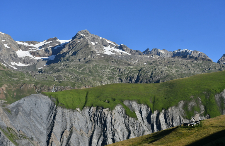 Vue sur le chalet de la Boire et les Grandes Rousses