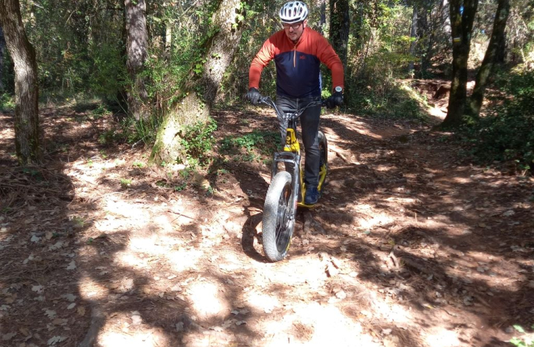 Sortie sportive à trottinette électrique tout terrain