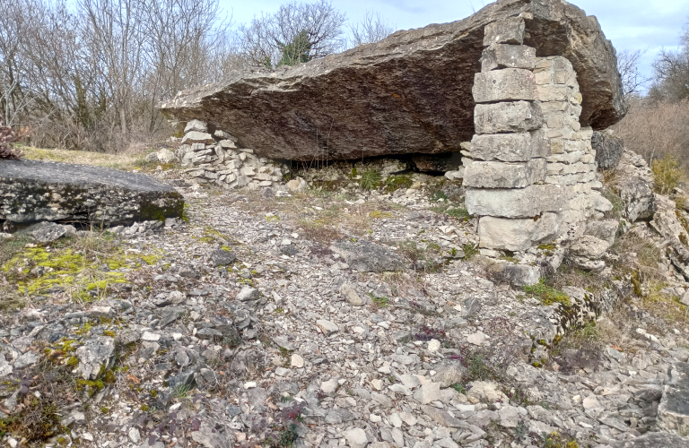 Abri en pierre - Carrire des Brosses - Parmilieu - Balcons du Dauphin