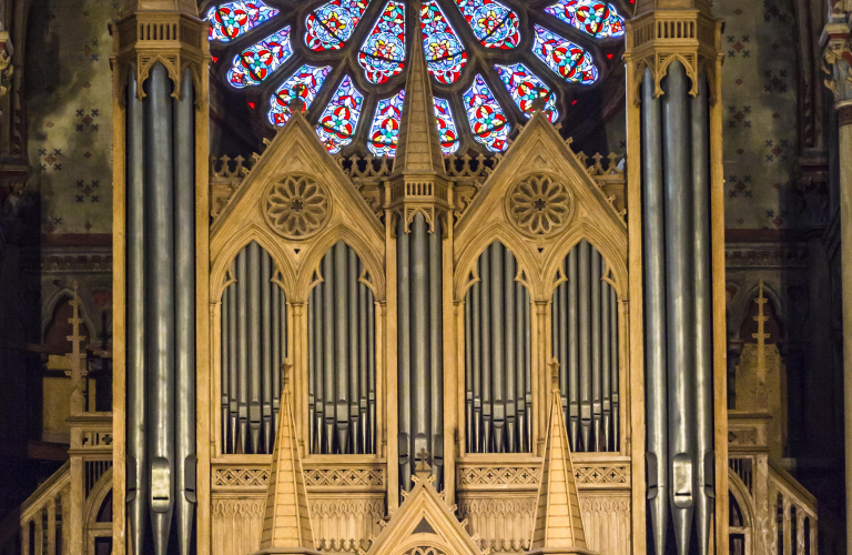 photo de l'orgue de l'eglise de st bruno avec le vitrail en arriere plan
