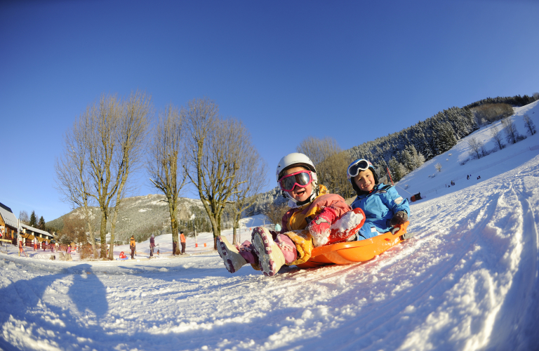 Enfants sur la luge