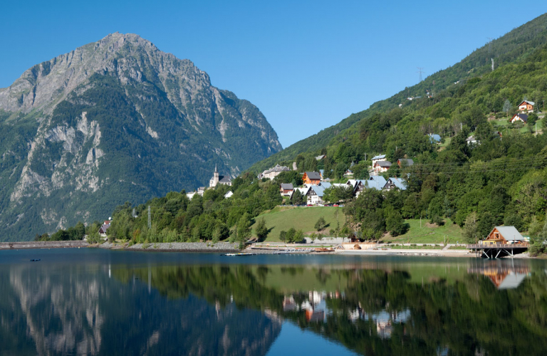 L'glise d'Allemond et le lac du Verney