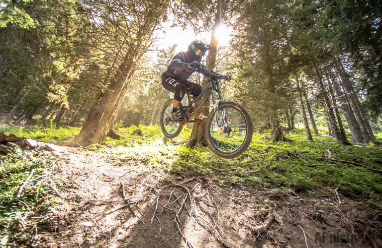 VTT de descente aux 7 Laux