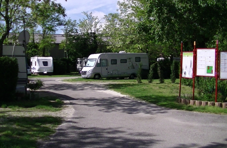 Aire de Service Camping Les Trois Pucelles