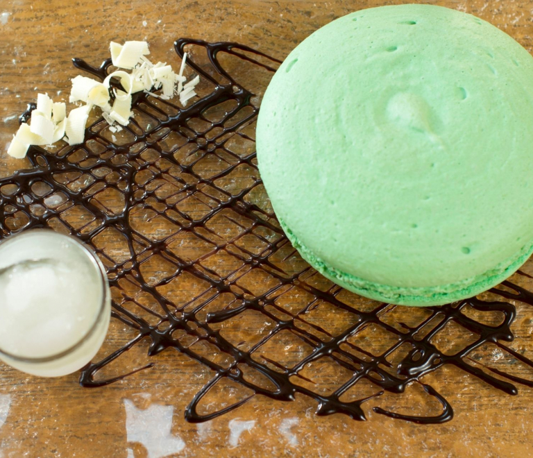 Macaron géant à la Chartreuse