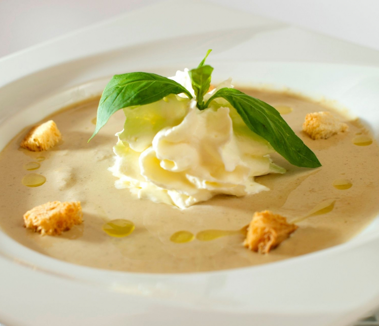 Velouté aux cèpes, crème à l&#039;huile de noix