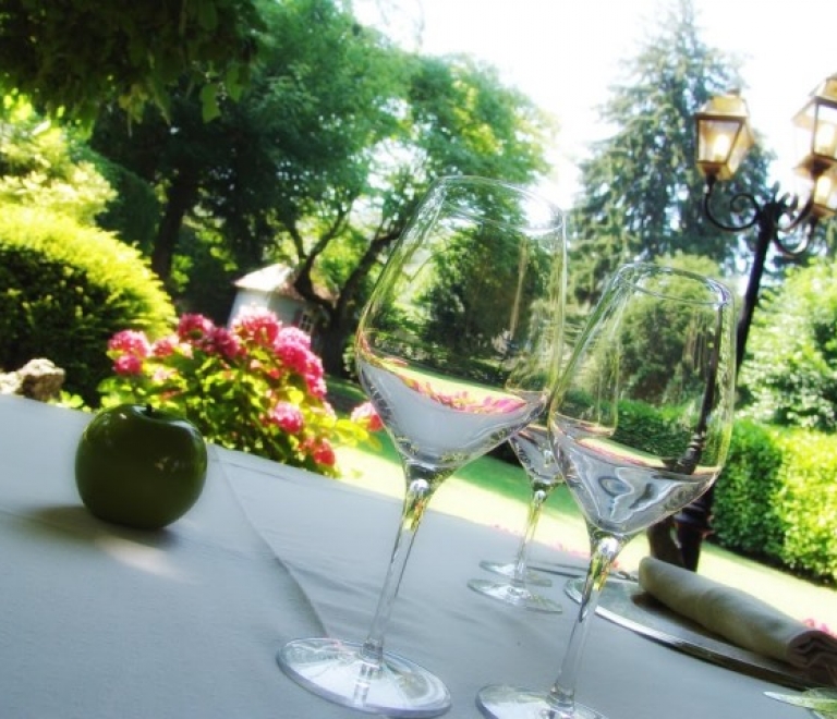 A table en terrasse du Restaurant Chavant  Bresson