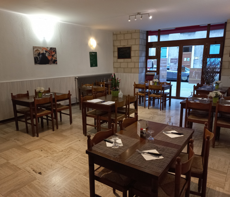 Salle du restaurant intrieure : tables de deux et quatre personnes.