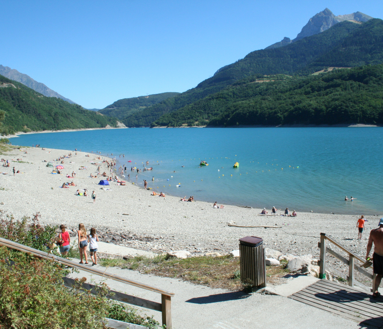 Base nautique vue depuis la descente de la plage