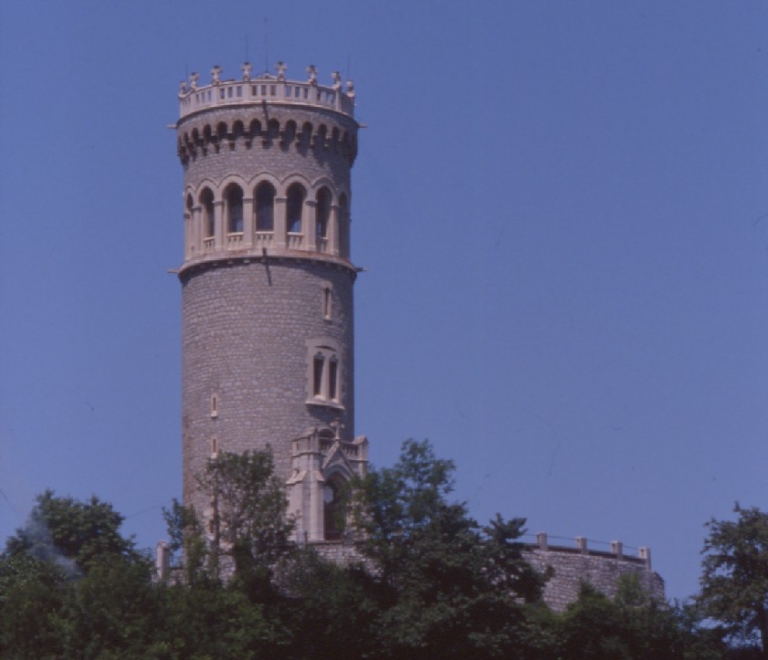 La tour d'Avalllon à St Maximim