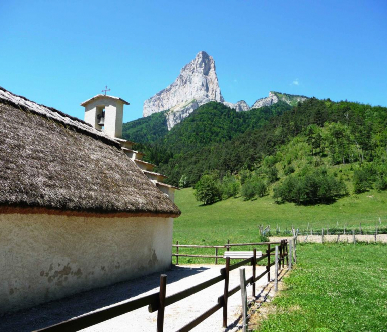 Chapelle de Trzanne et le Mont Aiguille