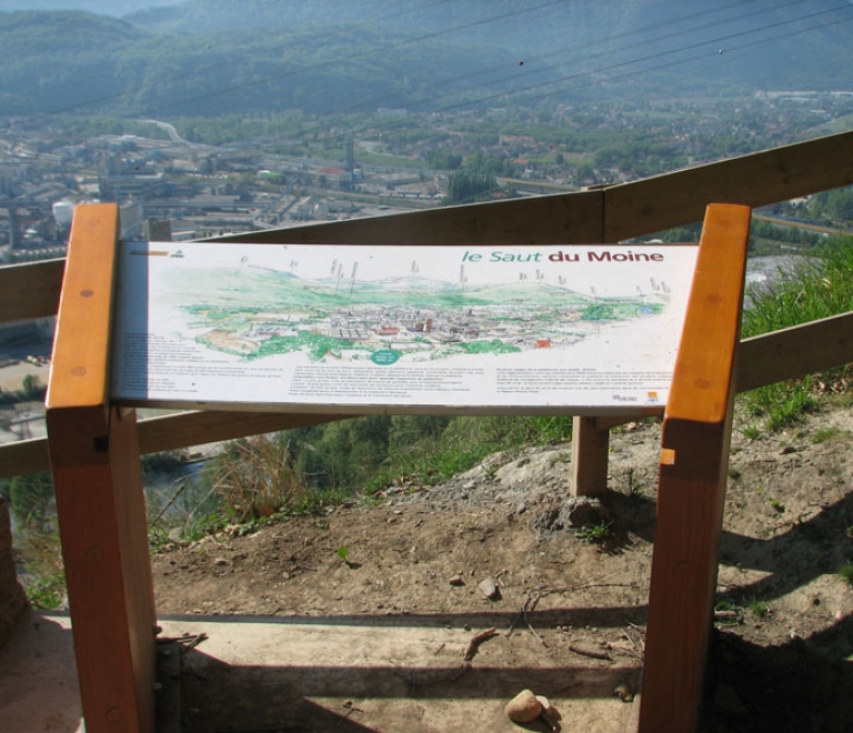 Table de lecture au Saut du Moine