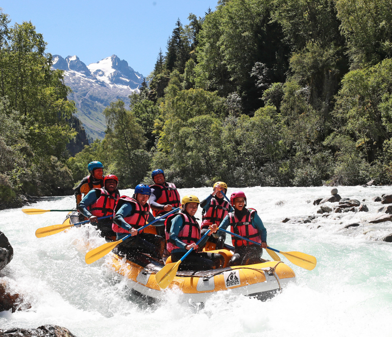 Rapide sur le veneon avec glacier des fetoule en arriere plan