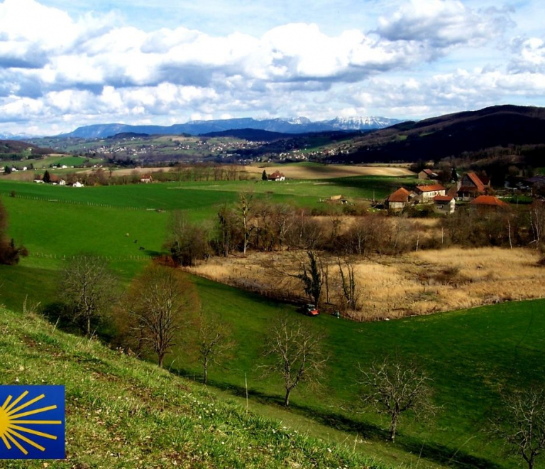 Vue sur Collines du lac de Paladru depuis GR65 St Jacques de Compostelle Le Pin Villages du lac de Paladru