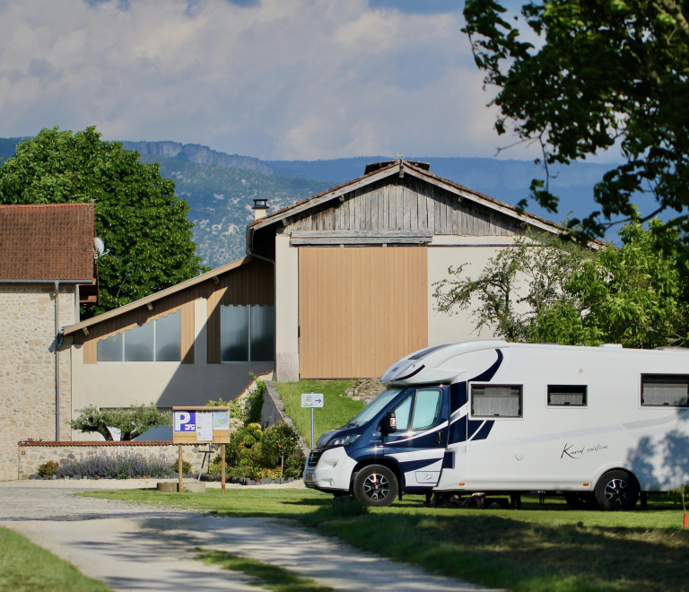 Camping car gar sur l'aire d'accueil sur la ferme La Belle Noix