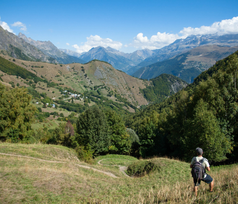 Village d'Oulles en montant au Pas de la Buffe