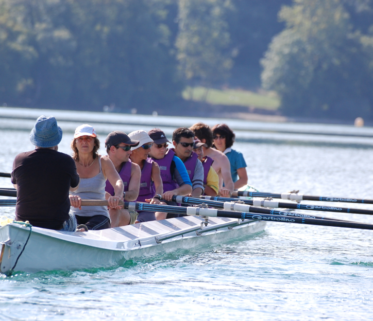 groupe aviron sur le lac de Paladru