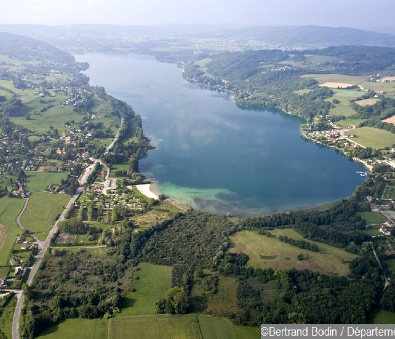 Vue du lac de Paladru et du Marais de la Verronnire et Courbon