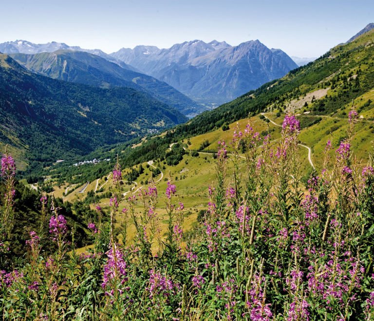 Vue sur Vaujany depuis le Col du Sabot